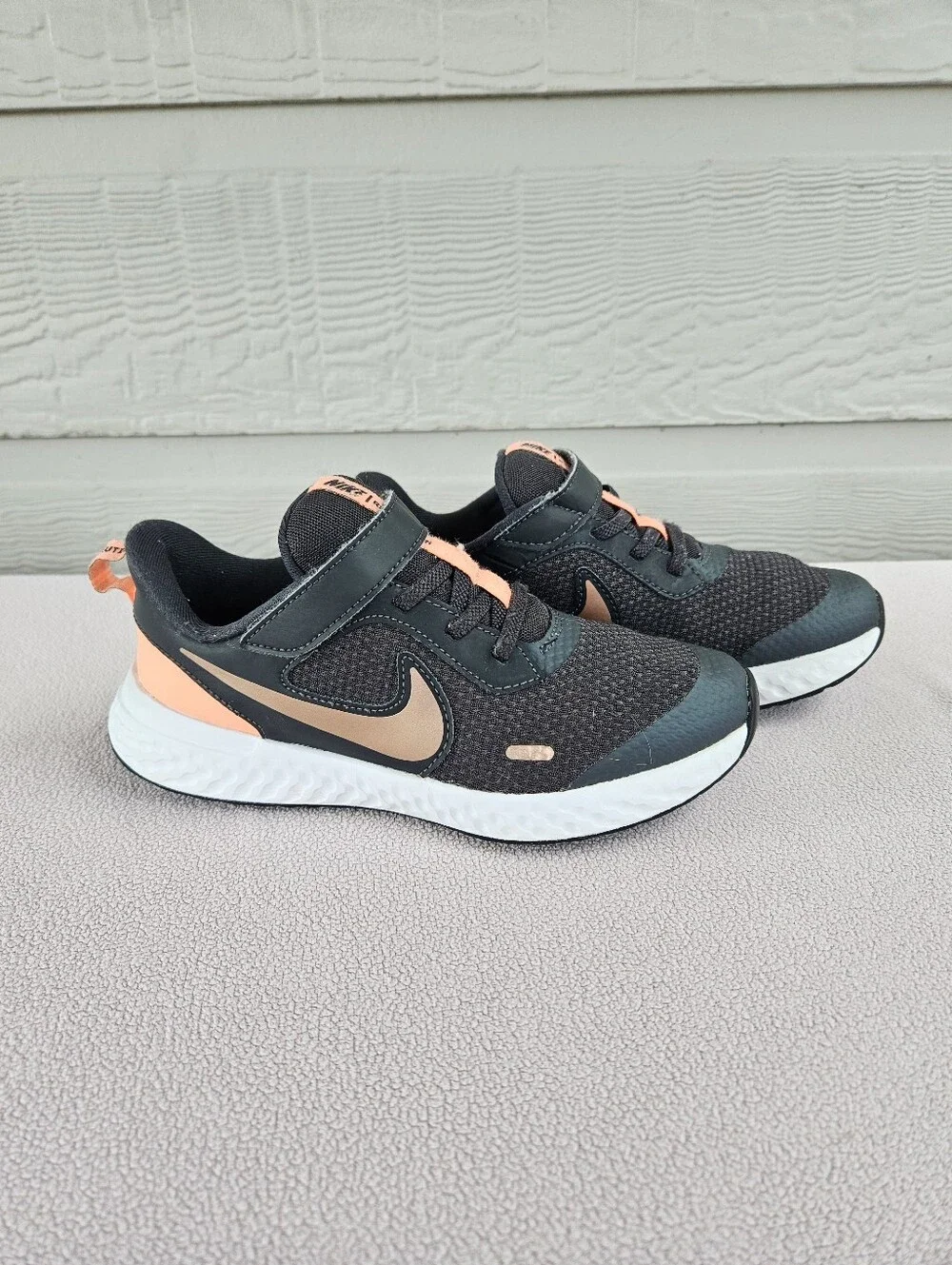 Nike Revolution 5 Hook & Loop Low Top Sneaker SZ 2Y Black Atomic Pink BQ5672-012